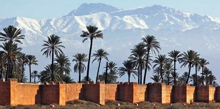 Vue de l'Atlas depuis la ville de Marrakech au Maroc.